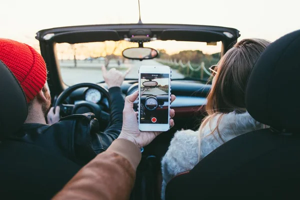 Beskurna Visa Hand Att Foton Smartphone Cabriolet Cabrioleter Med Vänner — Stockfoto