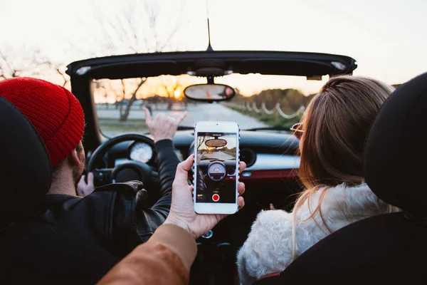 Beskurna Visa Hand Att Foton Smartphone Cabriolet Cabrioleter Med Vänner — Stockfoto