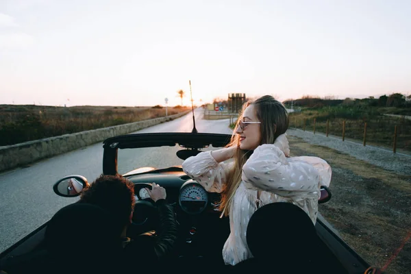 Verliebte Hipster fahren im Sommer Cabrio — Stockfoto