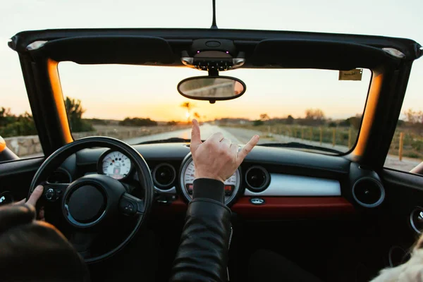 Vista Cortada Homem Mostrando Sinal Mão Carro Cabriolet Conversível — Fotografia de Stock
