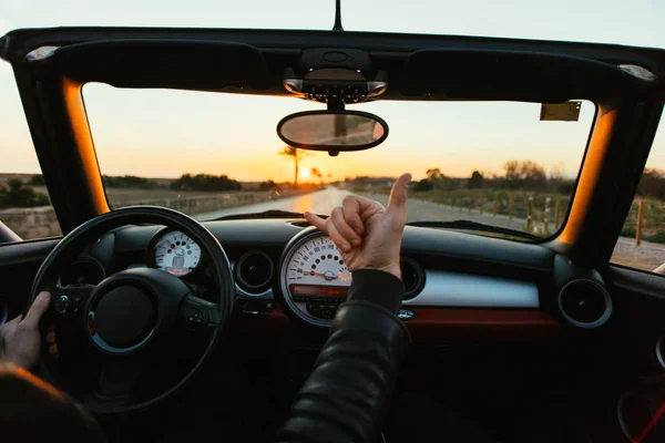 コンバーチブル カブリオレの車で手話を示す人間のトリミング ビュー — ストック写真