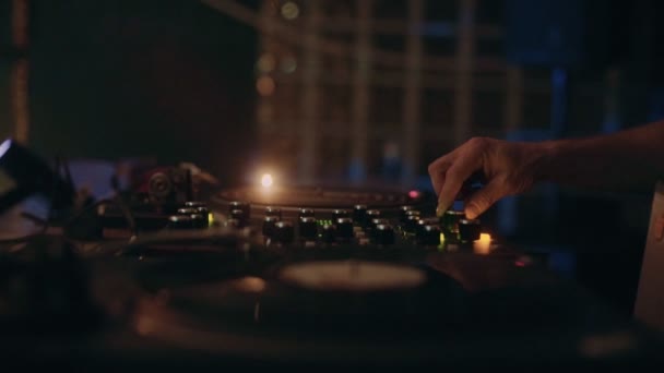 Professioneller DJ oder Plattenregisseur mischt Musik — Stockvideo