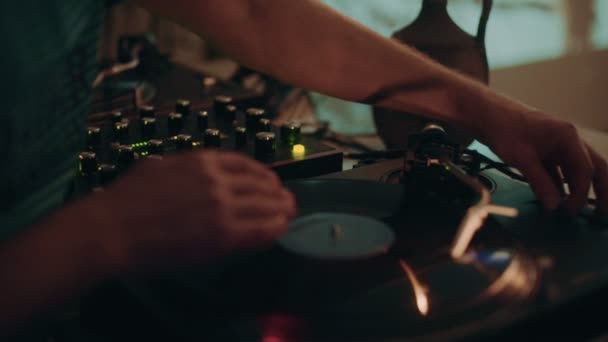 Professioneller DJ oder Plattenregisseur mischt Musik — Stockvideo