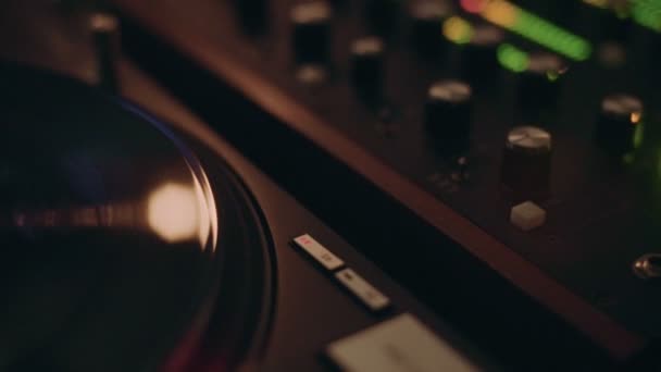 DJ professionnel ou directeur de disque mélanger la musique — Video