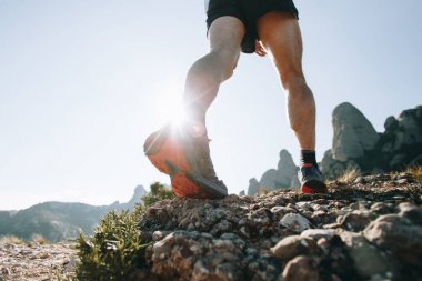 Güçlü buzağı bacak kasları ultra maraton koşucusu ve ırk ya da dağ yolu yollar üzerinde maraton sırasında atlet, spor ayakkabı ve kayalık arazi yüzey profesyonel Koşu Ayakkabı taban ile
