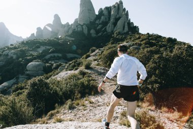 Profesyonel runner atlet ishal uzakta kameradan, eğitim veya koşu yolu veya iz ile ultra maraton sırasında Ulusal dağ Park. Amazinghealthy yaşam tarzı ve irade başarı elde etmek için