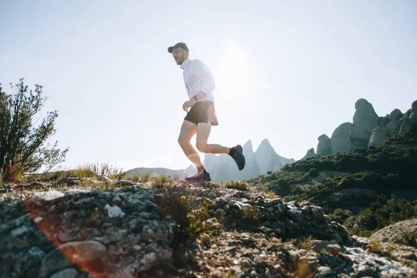 专业的田径赛跑运动员 超长距离的选手在山路或徒步旅行途中穿过岩石地形 在阳光明媚的日子户外健康的生活方式活动 活跃年轻人在体育穿戴 — 图库照片