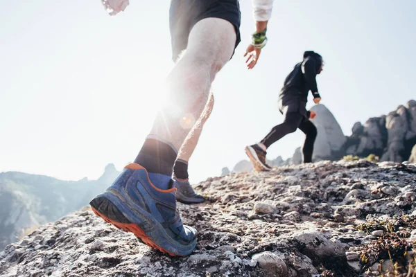 Två Vänner Eller Idrottare Kör Rocky Mountain Terrain Vägen Eller — Stockfoto