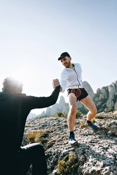 つの友人や選手お互いトレーニング ハイキングまたはトレーニング中に急な丘や岩を登る 入れ墨 コンセプト友情交際と流行に敏感なスポーツ愛好家 — ストック写真
