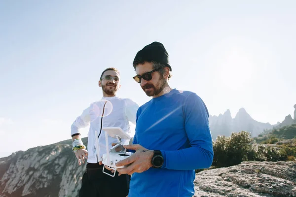 Due Amici Giocano Con Drone Durante Giorno All Aperto Campeggio — Foto Stock