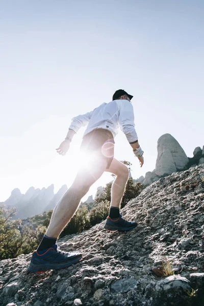 职业运动员田径选手 在比赛 比赛或锻炼中爬上陡峭的岩石或悬崖 穿着短跑短裤进行超马拉松训练 健康的生活方式选择 — 图库照片
