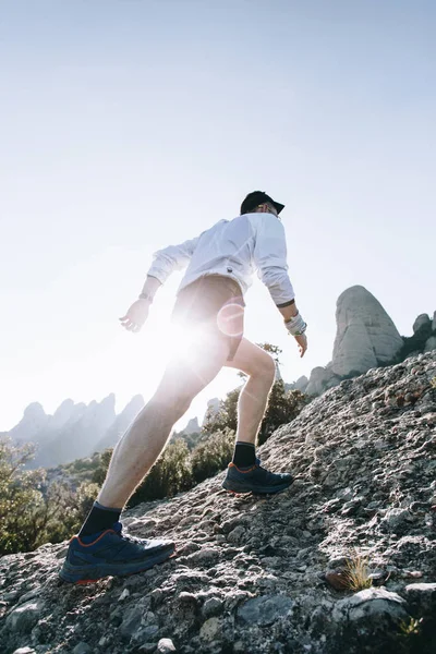 Professional Athlete Trail Runner Climbs Steep Rock Cliff Race Competition — Stock Photo, Image