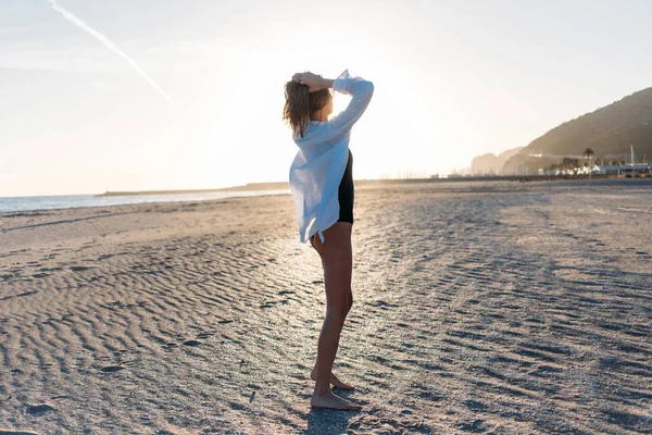 Modelo Magro Bonito Que Olha Menina Beleza Natural Posa Luz — Fotografia de Stock