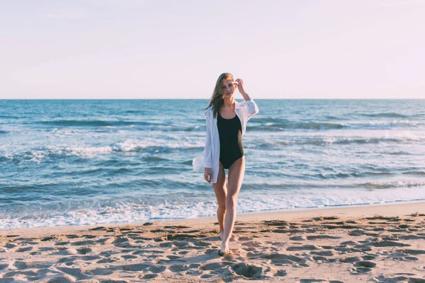 Beautiful Model Poses Camera Empty Warm Sunny Beach Blue Water — Stock Photo, Image