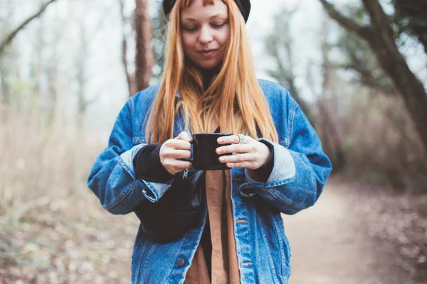 Милая Аутентичная Молодая Женщина Рыжими Волосами Синей Джинсовой Куртке Держащая — стоковое фото