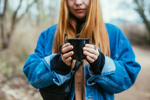 Niedliche Junge Hipster Mit Roten Haaren Und Blauer Jeans Oversize — Stockfoto