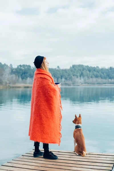 Junge Frau Kuschelt Sich Rosa Karierte Wolldecke Und Beste Freundin — Stockfoto