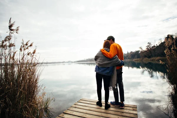 Jovens Hipster Casal Adolescentes Milenares Namorado Namorada Ficar Cais Calçadão — Fotografia de Stock