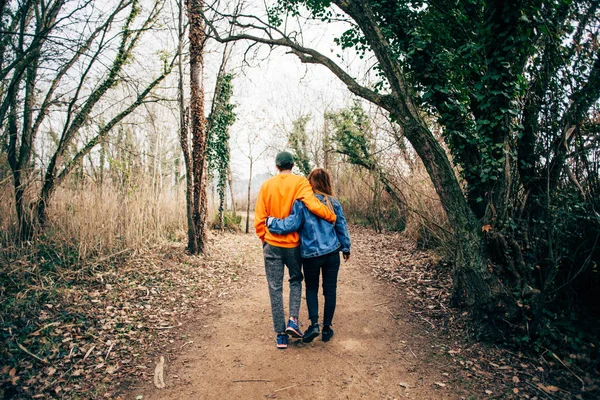 Молодая Милая Пара Влюбленных Хипстеров Прогуливаются Лесу Национальному Парку Наслаждаются — стоковое фото