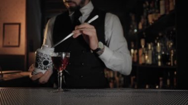 Profesyonel barmen karanlık yaktı barda içki hazırlar