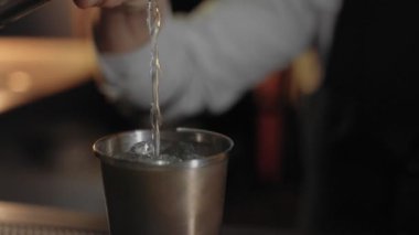 Barmen Karışık İçkiler Sanatını Gösteriyor