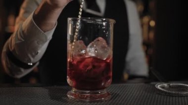 Barmen Karışık İçkiler Sanatını Gösteriyor