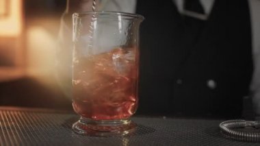 Barmen Karışık İçkiler Sanatını Gösteriyor