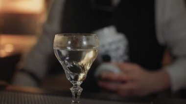 Barmen Karışık İçkiler Sanatını Gösteriyor