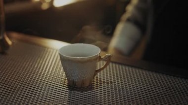 Portre üzerinde yükselen duman içinde bar ile sıcak içecek kokteyl içki