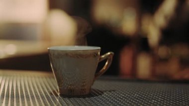 Portre üzerinde yükselen duman içinde bar ile sıcak içecek kokteyl içki