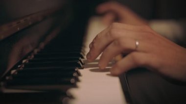 Piyanist romantik melodi üzerinde vintage piyano çalıyor.