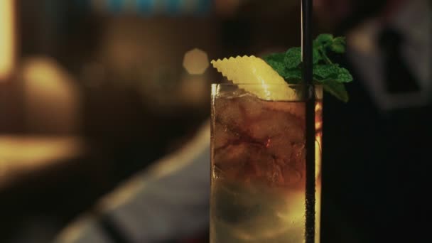 Profi-Barkeeper bereitet Mojito-Cocktail zu — Stockvideo