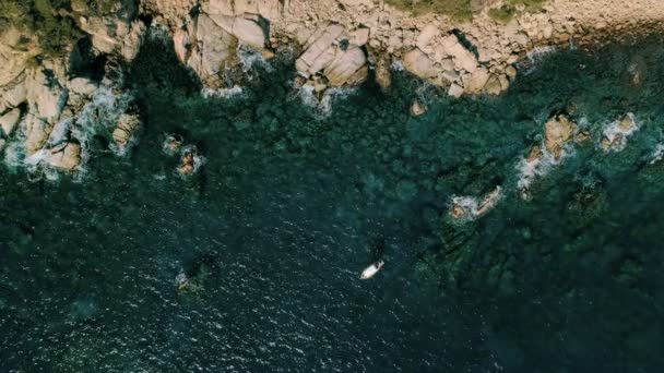 Increíble tiro épico de dron de agua de bahía con barco — Vídeos de Stock