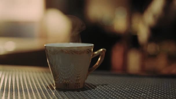 Primer plano de la bebida caliente cóctel bebida con humo creciente en el bar — Vídeos de Stock