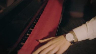 Piyanist piyano konser öncesi klavye dokunur
