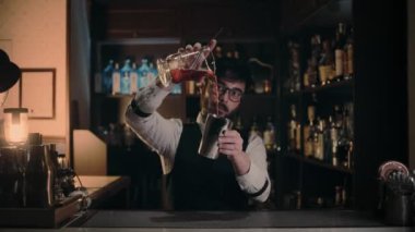 Barmen Karışık İçkiler Sanatını Gösteriyor