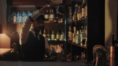 Barmen Karışık İçkiler Sanatını Gösteriyor
