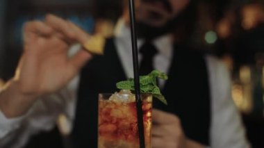 Profesyonel barmen mojito kokteyl hazırlar