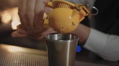 Barmen de limon kokteyl için dışarı sıkar bar
