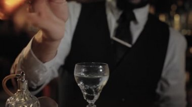 Barmen koku sek martini kokteyl ekler.
