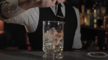 Barmen Karışık İçkiler Sanatını Gösteriyor