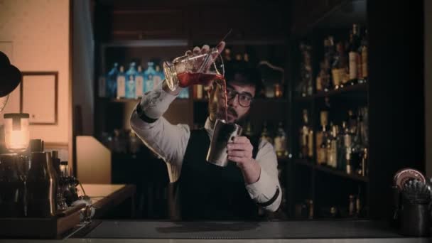 Cantinero muestra su arte de mezclar bebidas — Vídeo de stock