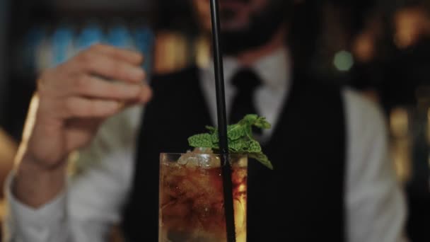 Profi-Barkeeper bereitet Mojito-Cocktail zu — Stockvideo