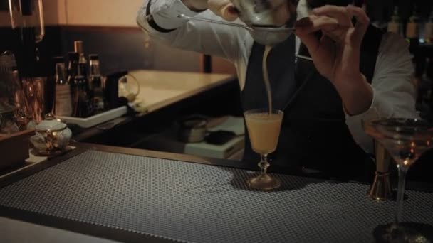 Barista al lavoro in un bar segreto — Video Stock