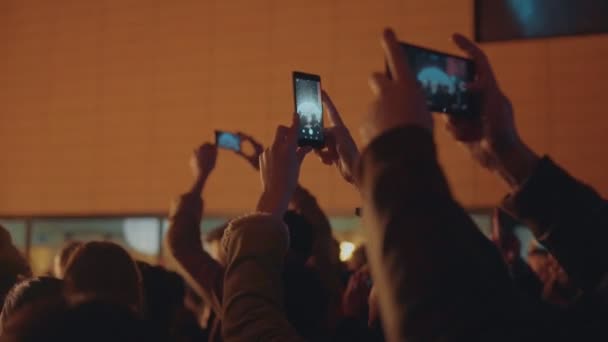 Människor på konsert film smartphones skärmar publiken — Stockvideo