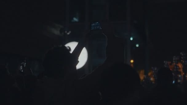 콘서트 필름 스마트폰 화면 군중에 있는 사람들 — 비디오