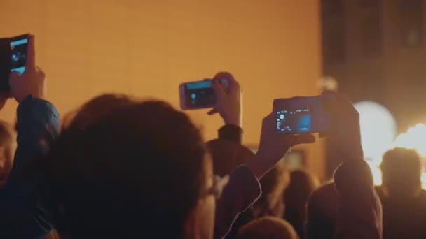 La gente su smartphone da concerto schermi folla — Video Stock