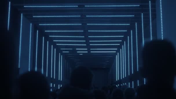 Menschen im dunklen Flur mit Neonlicht — Stockvideo