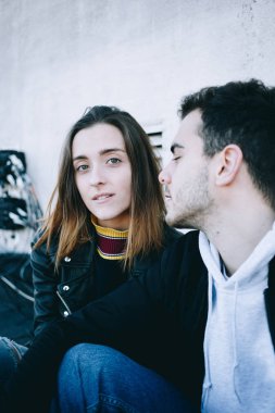 Hipster kıyafeti, fotoğraf makinesi şaşırtıcı gözleri, güçlü ve güçlenmiş bakışları ile içine görünüyor güzel trendy genç kadın portresi o bin yıllık kısa saç kesimi, erkek ya da ortak ile kişi kapasitelidir