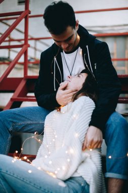 İhale ve şehvetli, genç çiftin aşk hikayesi sırasında bakım veya portre photoshoot otur yangın kaçış merdiveni new york tarzı düğün loft bina. Kucaklamak ve sevgiyle bakıyoruz